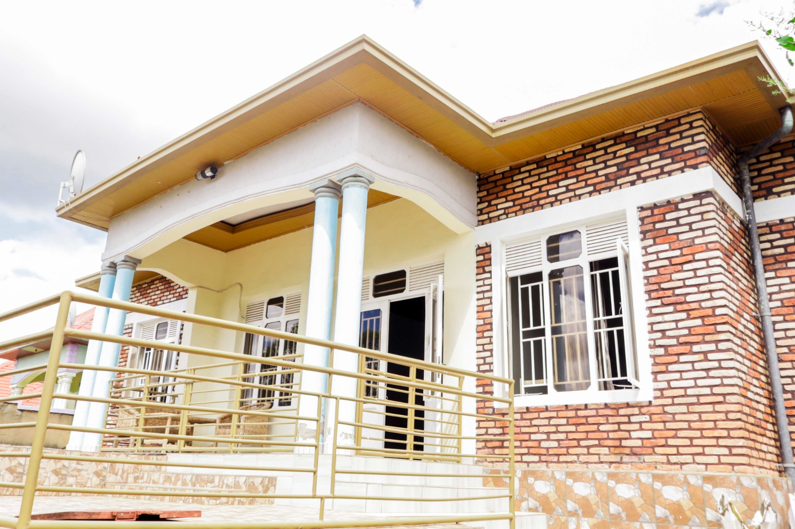 RR 027: Gahanga kicukiro; beautiful House for sale with big car parking; in kigali-RwandaCall/watsap +250788385831