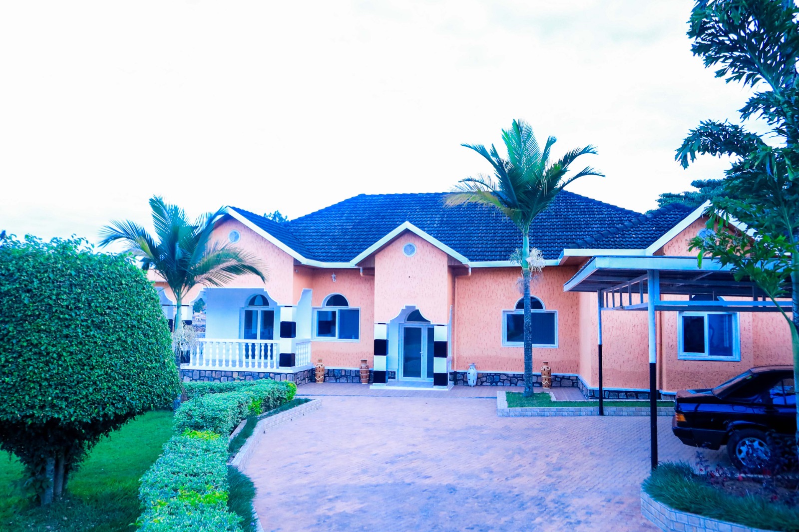V100 Kimihurura Kimihurura-Rugando very nice unfurnished house for rent in Kigali Rwanda with Nice garden.Call/watsap +250788385831
