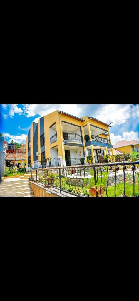 V139 Rebero very very beautiful house for rent with big and Nice garden Call/watsap +250788385831